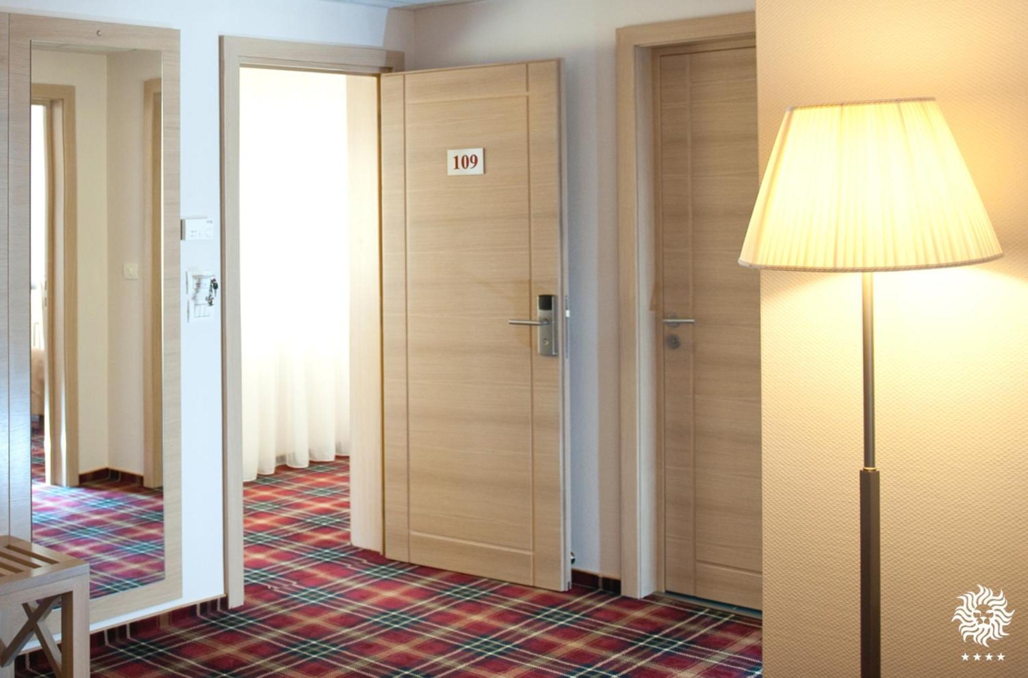 Hotel Leon & Spa Arad Esterno foto