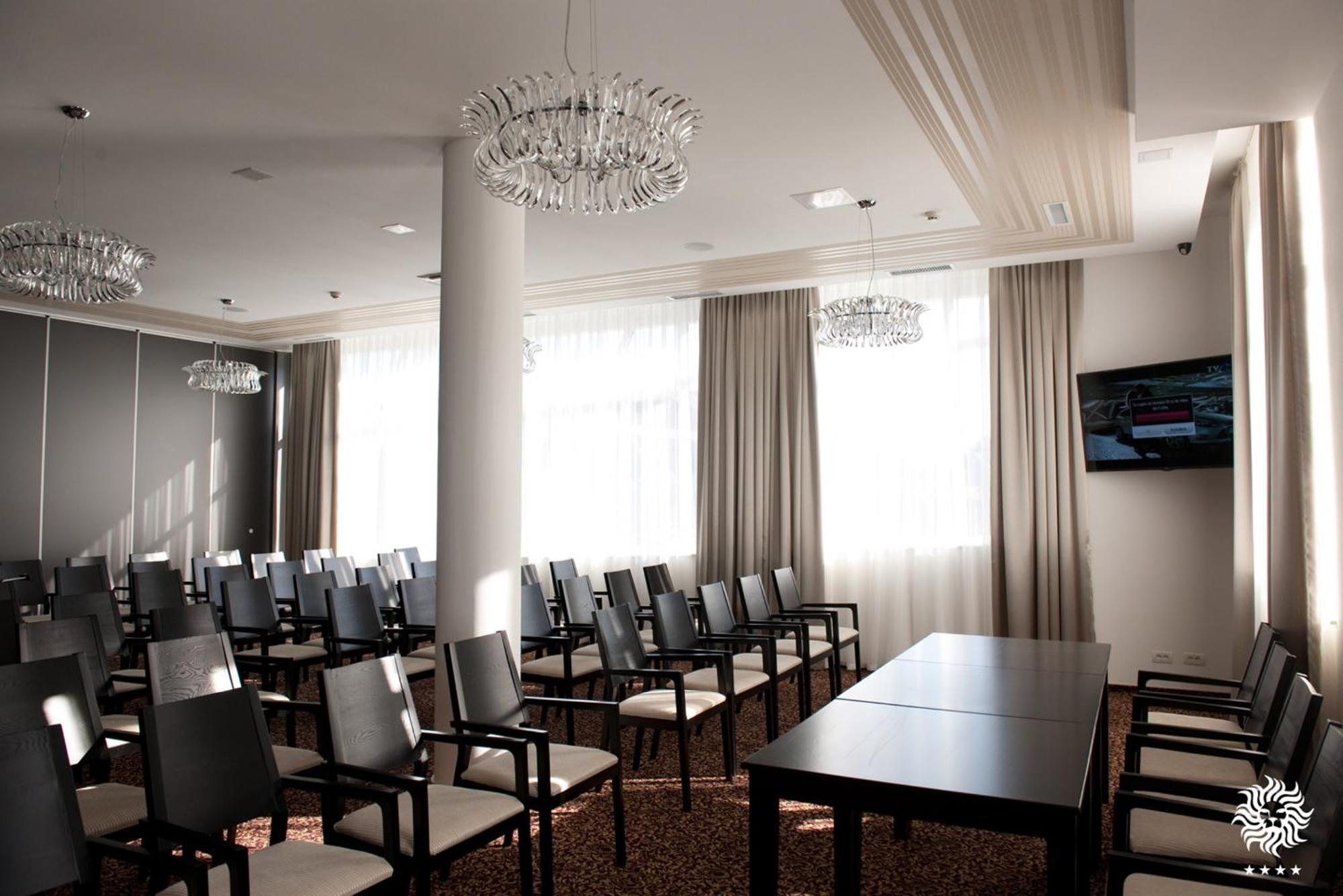 Hotel Leon & Spa Arad Esterno foto