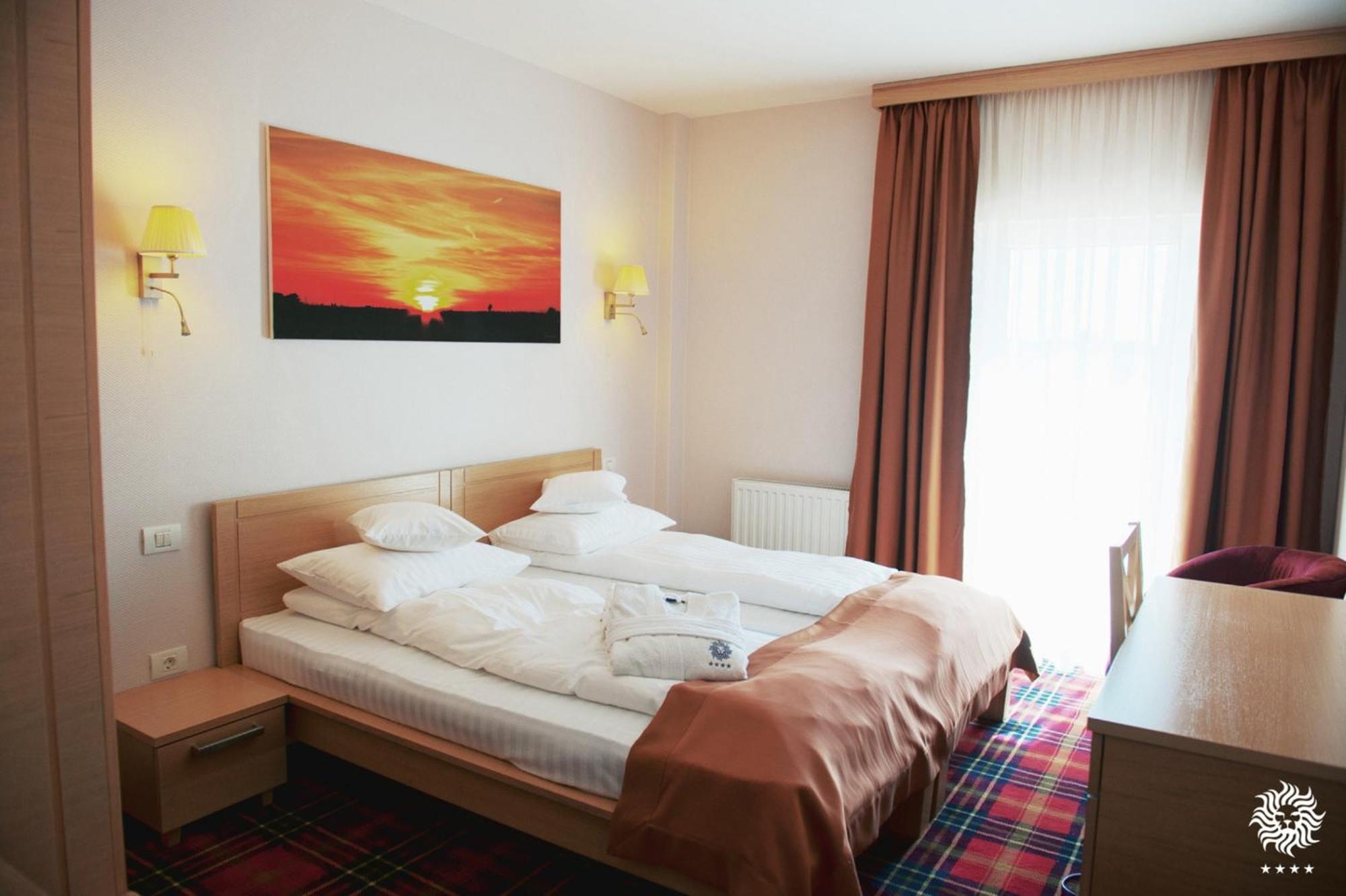Hotel Leon & Spa Arad Esterno foto